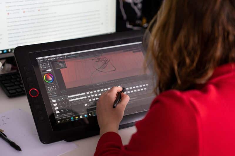 femme travaillant sur tablette graphique - metier animation - animation 2d 3d